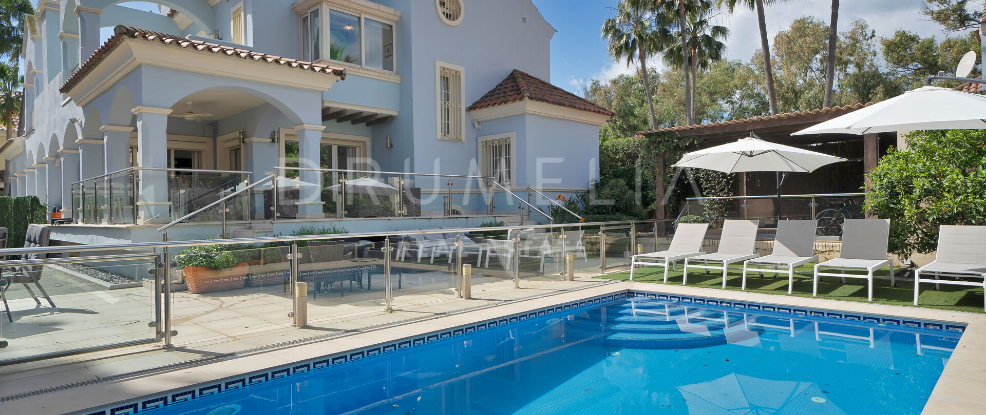 Potentiel d'investissement : Villa de 7 chambres à distance de marche de la plage de Puerto Banus