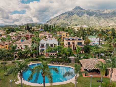 Rekkehus med 7 soverom, romslig innredning og havutsikt i Golden Mile, Marbella