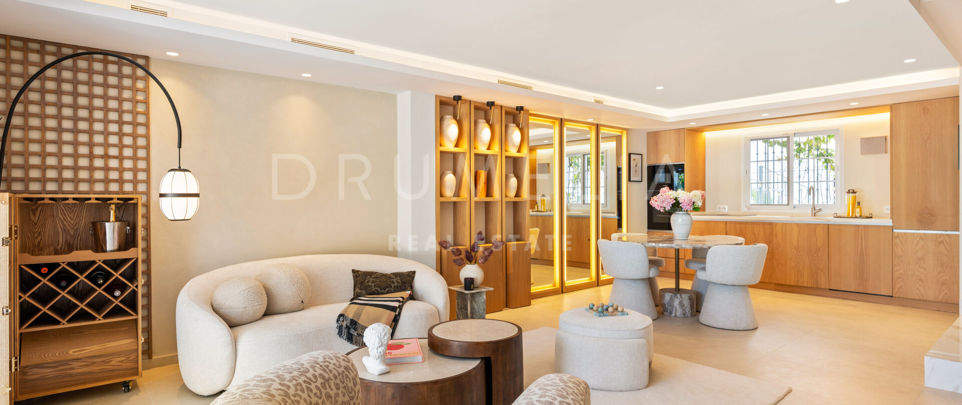 Luxury Townhouse Walking Distance to Puente Romano