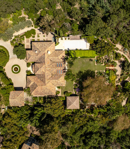Frontline Golf Villa with Tropical Gardens in La Zagaleta, Benahavís