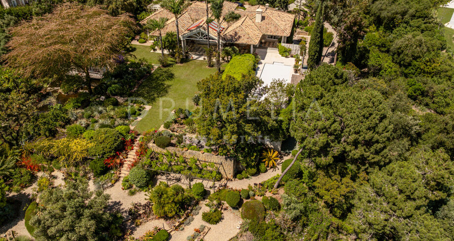 Villa en Première Ligne de Golf avec Jardins Tropicaux à La Zagaleta, Benahavís