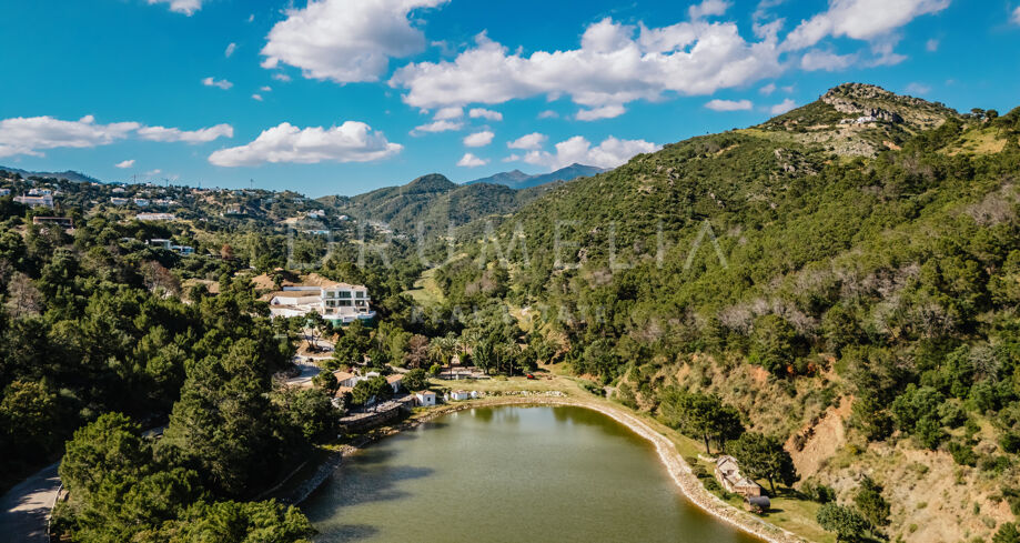 Perceel met panoramisch uitzicht op zee, meer en bergen in Monte Mayor in Benahavís