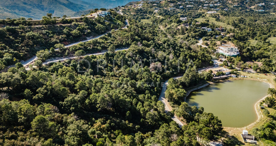 Perceel met panoramisch uitzicht op zee, meer en bergen in Monte Mayor in Benahavís