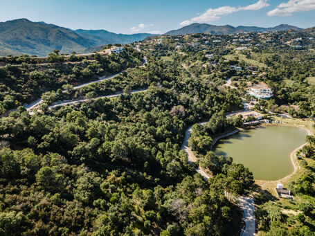 Tomt med panoramautsikt över hav, sjö och berg i Monte Mayor i Benahavís