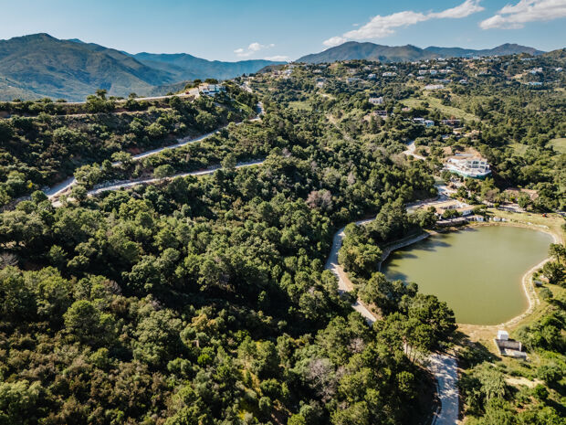 Parcela con vistas panorámicas al mar, lago y montaña en Monte Mayor en Benahavís