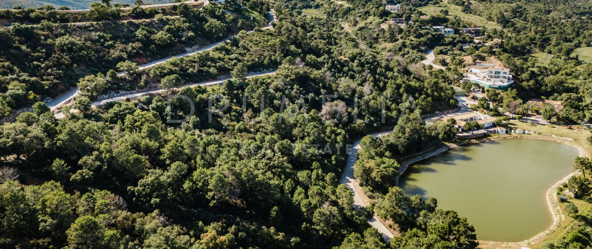 Grundstück mit Panoramablick auf Meer, See und Berge in Monte Mayor in Benahavís