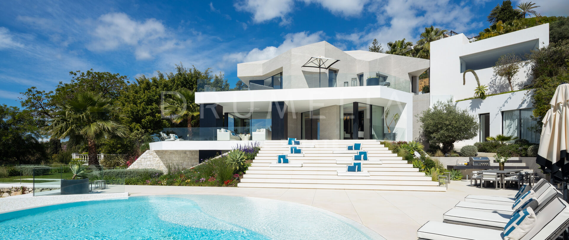 Refined Contemporary Living in El Herrojo Alto, Benahavís