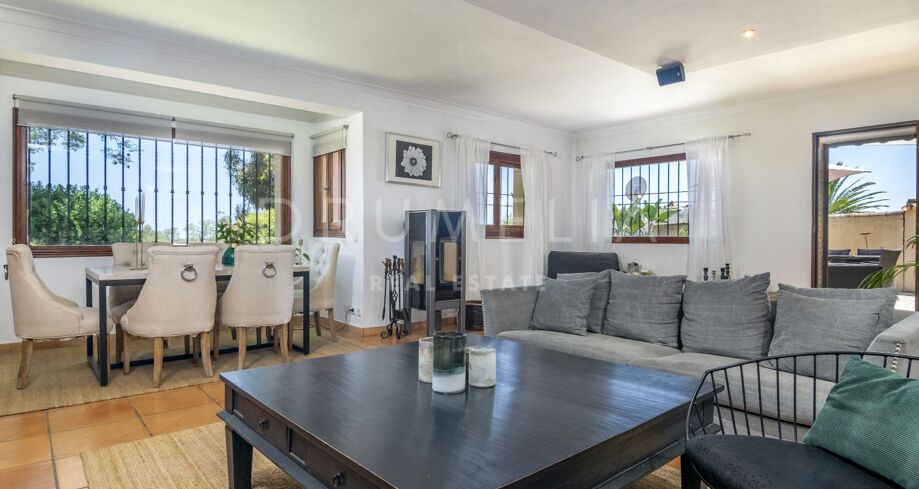 Вилла с садом и возможностью расширения в Fuente del Espanto Benahavis