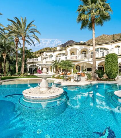 Elegancia atemporal con vistas panorámicas al mar en Cascada de Camoján, Marbella