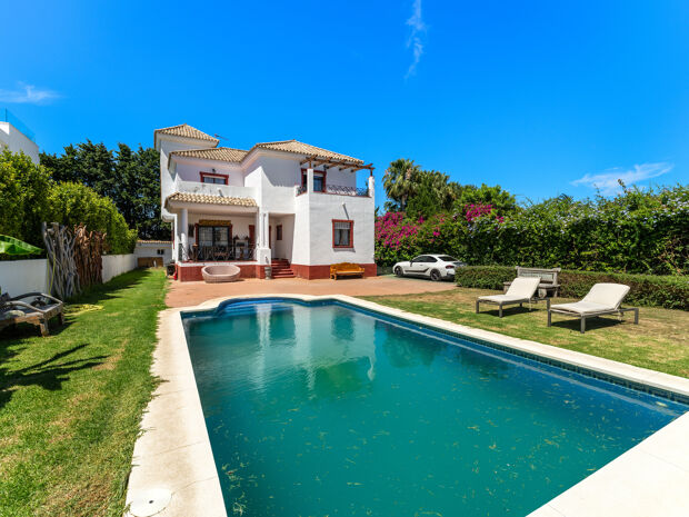 Charmante Villa im mediterranen Stil in Casasola, Estepona