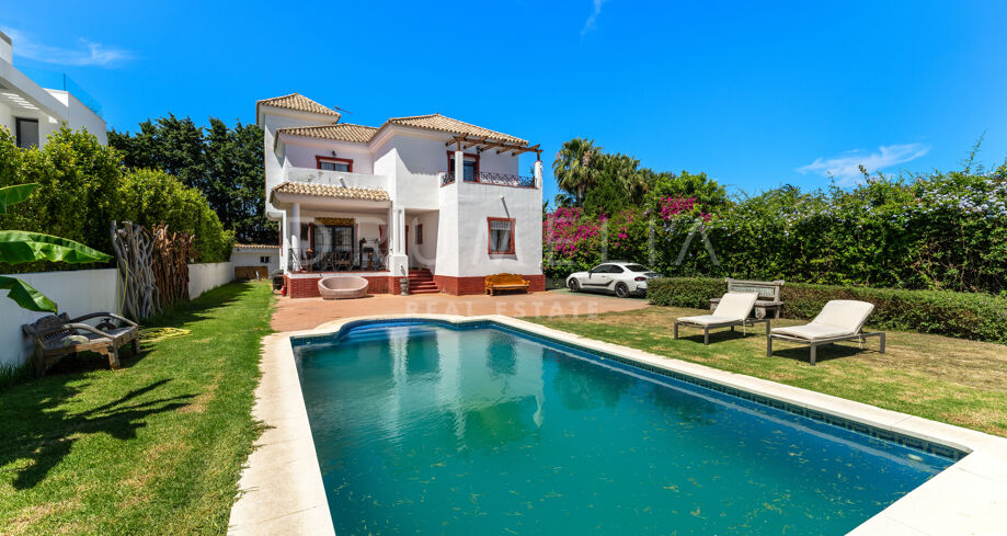 Charmante Villa im mediterranen Stil in Casasola, Estepona