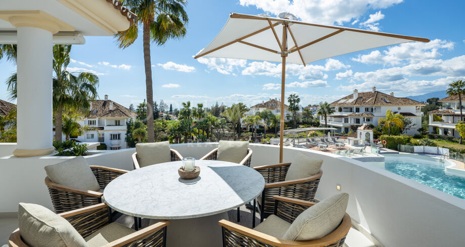 Refined Duplex with Terraces and Sea Views on the Golden Mile Marbella