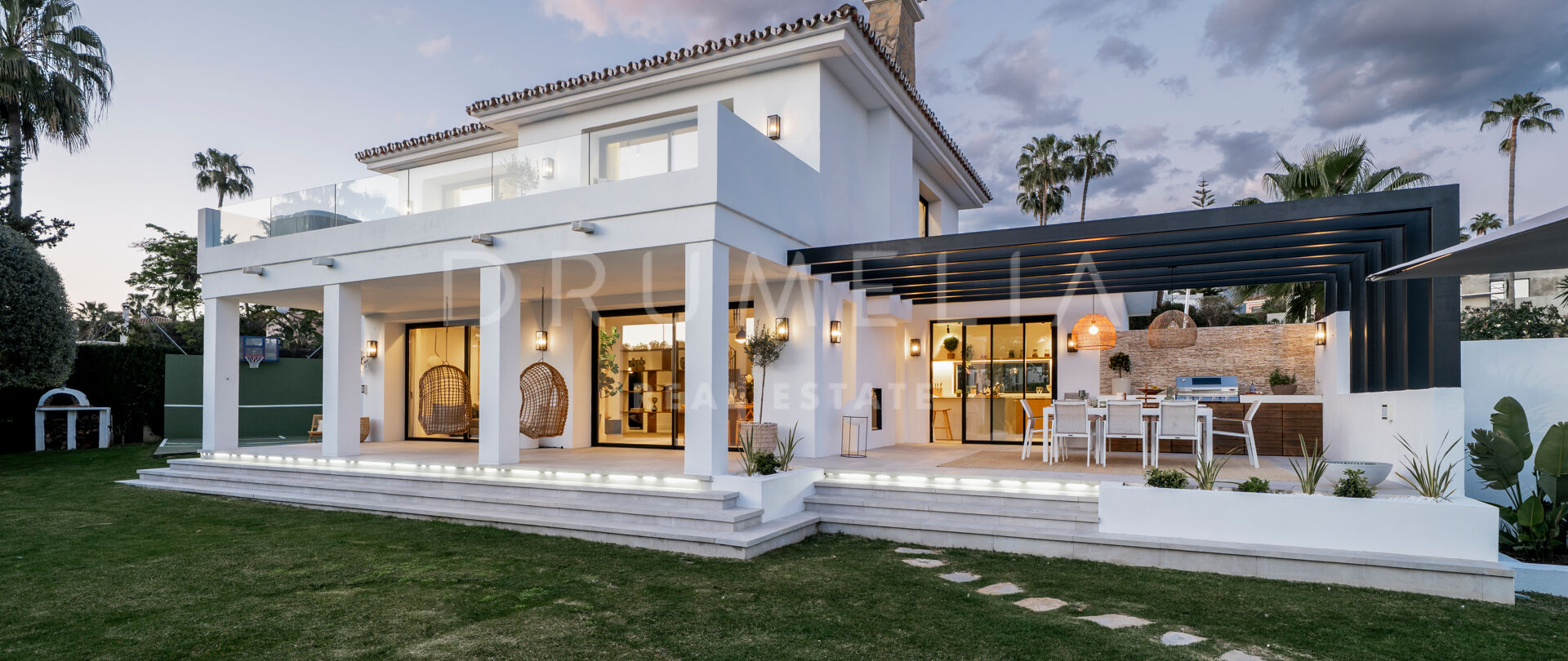 Elegant andalusisk-inspirert villa med moderne luksus i Nueva Andalucía