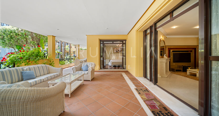 Luxuriöse Wohnung in Bahia de Banús, Marbella