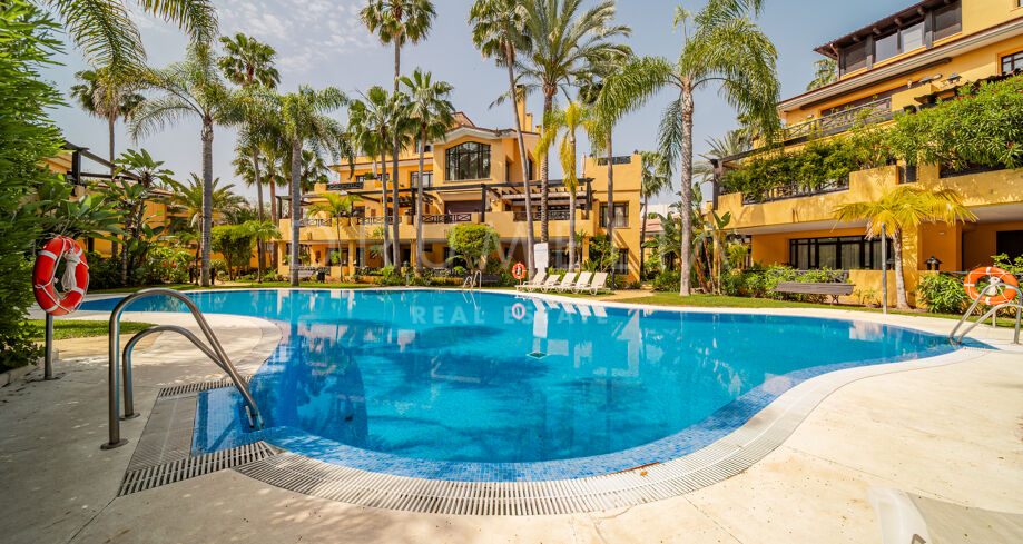 Luxuriöse Wohnung in Bahia de Banús, Marbella