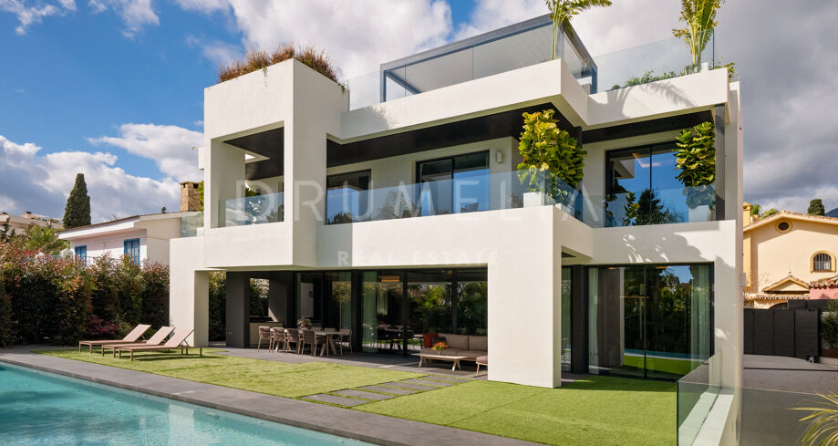 Elegant 5-Bedroom Smart Villa in Marbella’s Prestigious Golden Mile