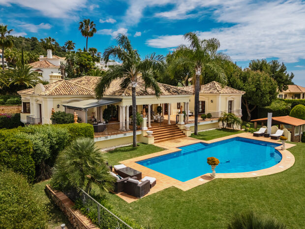 Elegant villa med havsutsikt, belägen i det prestigefyllda och inhägnade området Sierra Blanca