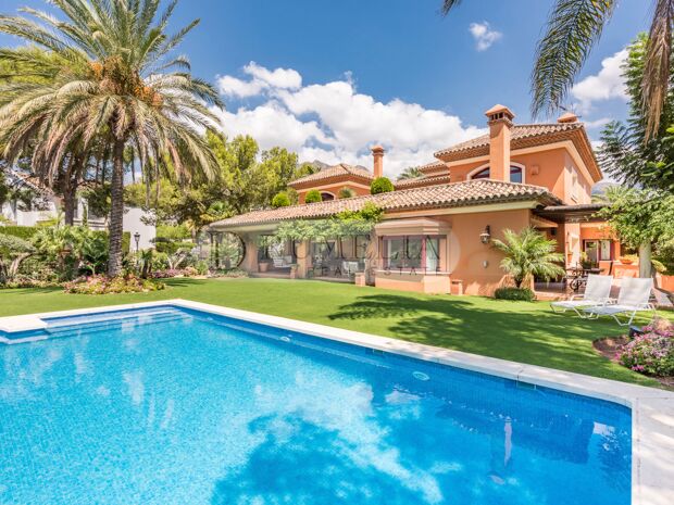 Encantadora villa de lujo de estilo mediterráneo y con clase en Altos Reales, Milla de Oro