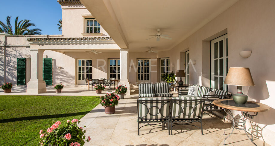 Élégante Villa en Bord de Mer avec Vue sur la Mer à Los Monteros Marbella Est