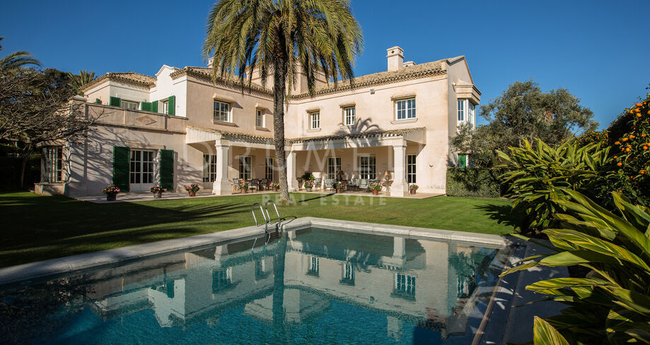 Élégante Villa en Bord de Mer avec Vue sur la Mer à Los Monteros Marbella Est