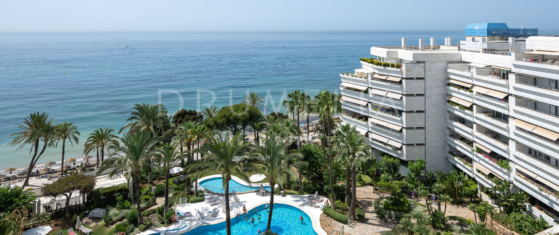 Geniet van ongeëvenaard zeezicht in dit appartement met 2 slaapkamers aan het strand in het hart van Marbella