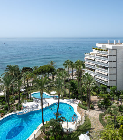 Geniet van ongeëvenaard zeezicht in dit appartement met 2 slaapkamers aan het strand in het hart van Marbella