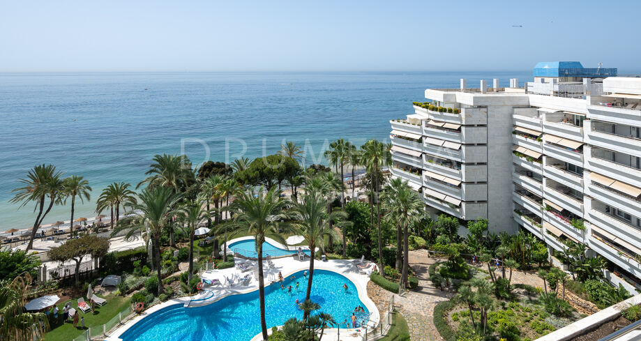 Geniet van ongeëvenaard zeezicht in dit appartement met 2 slaapkamers aan het strand in het hart van Marbella