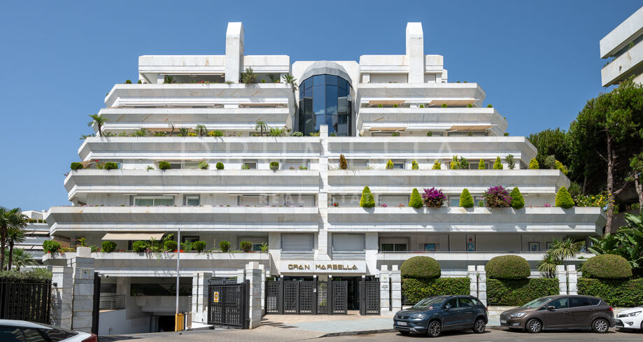 Geniet van ongeëvenaard zeezicht in dit appartement met 2 slaapkamers aan het strand in het hart van Marbella