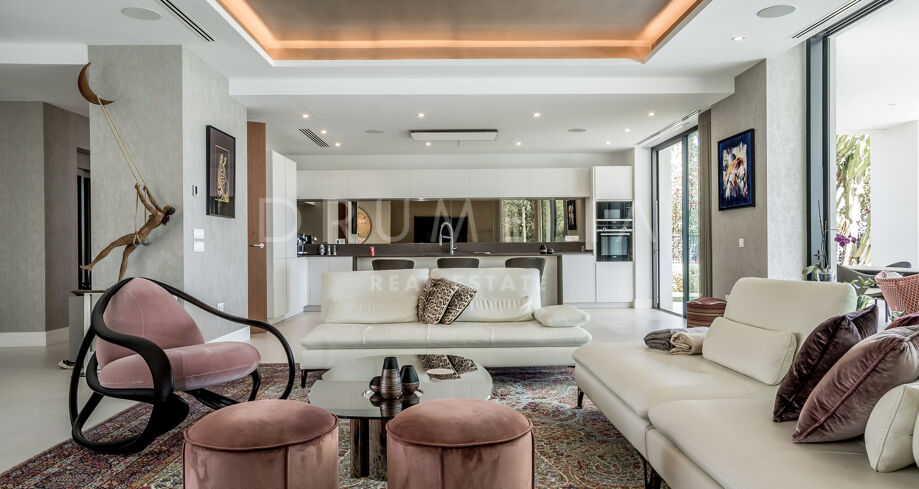 Spectaculaire moderne villa te koop met zeezicht en luxe voorzieningen in Las Lomas de Marbella Club