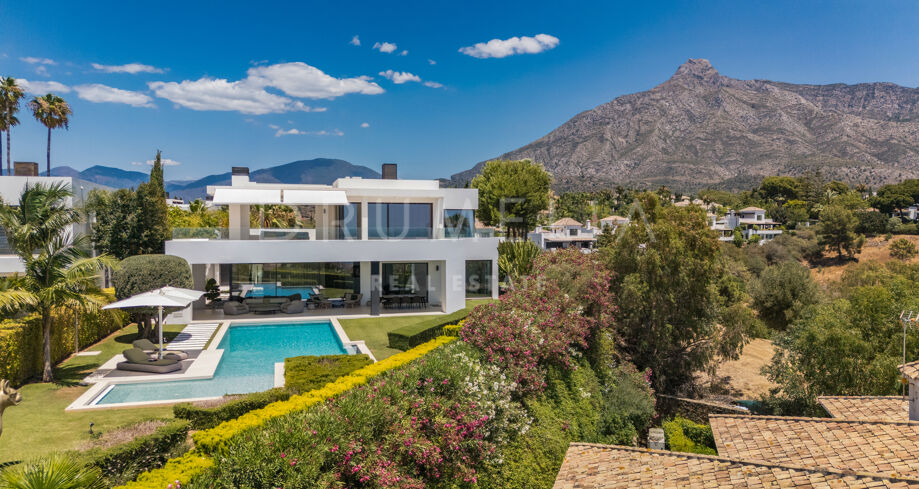 Spectaculaire moderne villa te koop met zeezicht en luxe voorzieningen in Las Lomas de Marbella Club