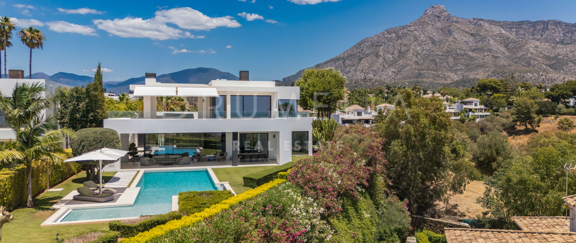 Spektakuläre moderne Villa mit Meerblick und luxuriösen Annehmlichkeiten in Las Lomas de Marbella Club zu verkaufen