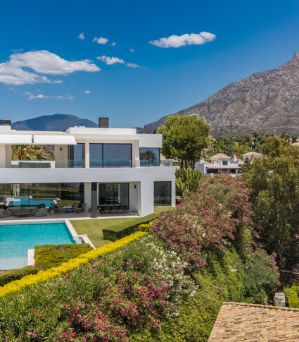 Spectaculaire villa moderne à vendre avec vue sur la mer et équipements de luxe à Las Lomas de Marbella Club