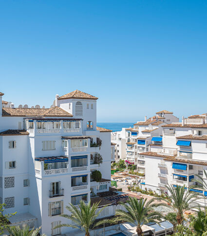 Duplex-penthouse med delvis havutsikt i andre linje strand i Las Gaviotas Urbanisation - Puerto Banús