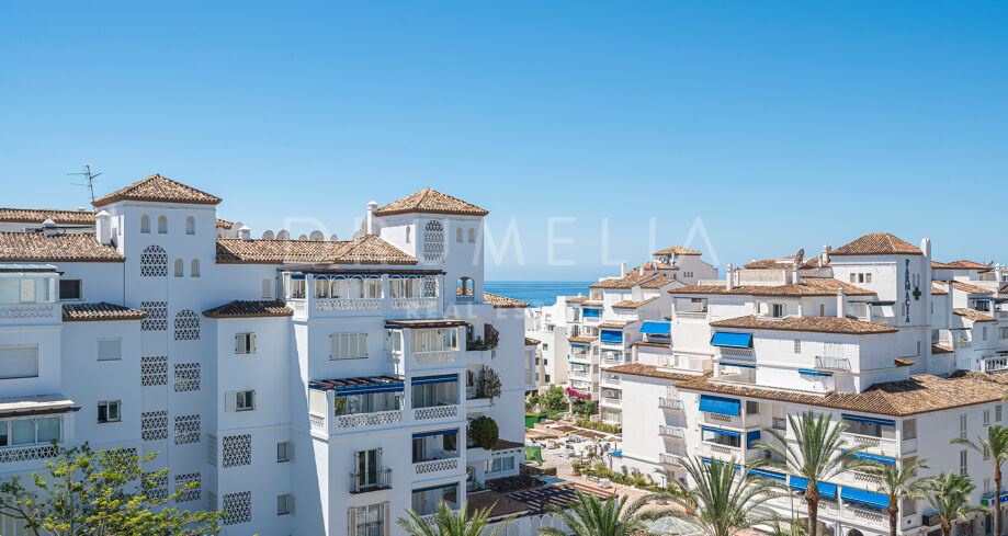 Atico-Duplex con Vistas Parciales al Mar en Segunda Linea de Playa en la Urbanización Las Gaviotas- Puerto Banús