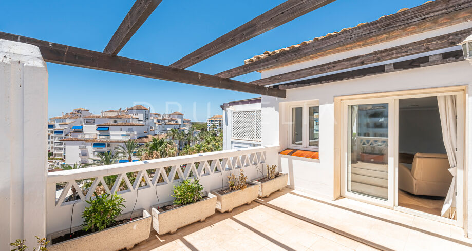 Duplex- Penthouse met gedeeltelijk uitzicht op zee in de tweede lijn van het strand in Las Gaviotas Residential- Puerto Banús