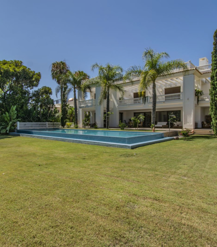 Elegante mediterrane Villa mit Meerblick im exklusiven Guadalmina Baja