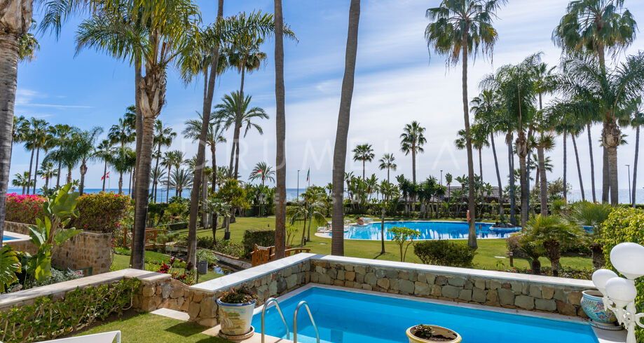 Elegante Wohnung genau am Meer mit privatem Pool in geschlossener Urbanisation, Puerto Banús