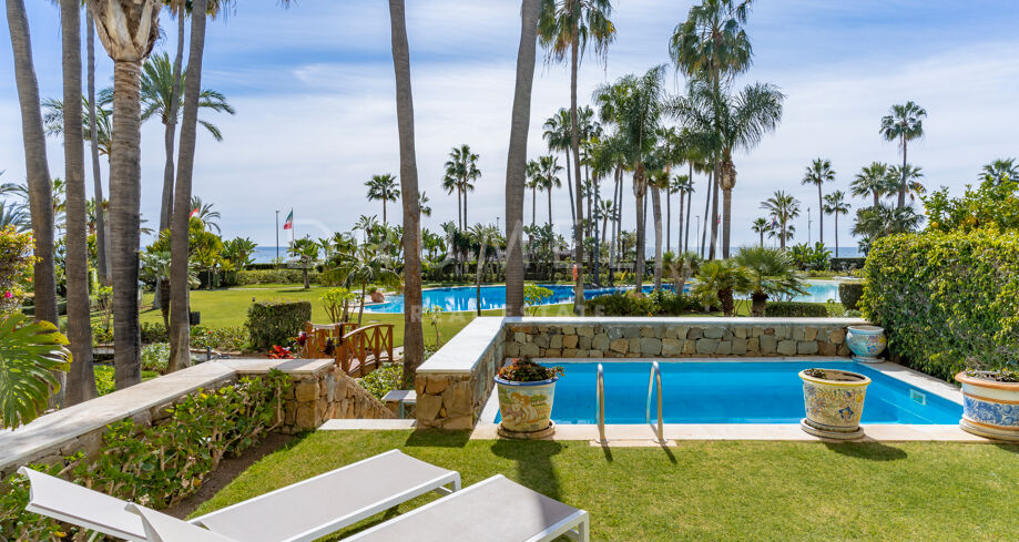 Elegante Wohnung genau am Meer mit privatem Pool in geschlossener Urbanisation, Puerto Banús