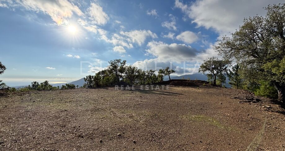 Uitzonderlijk Perceel met Panoramisch Zeezicht in La Zagaleta, Benahavís