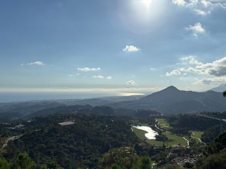 Uitzonderlijk Perceel met Panoramisch Zeezicht in La Zagaleta, Benahavís