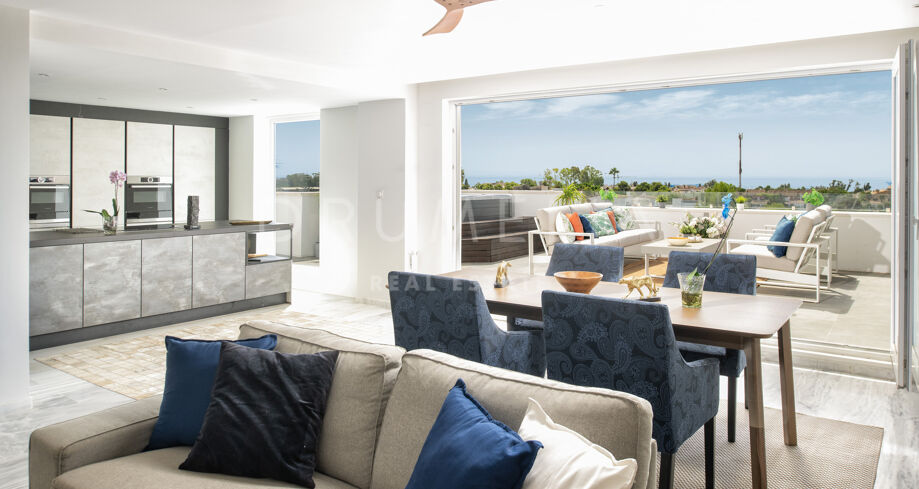 Rymlig Penthouse med Utsikt över Havet och Bergen Nära Puerto Banús