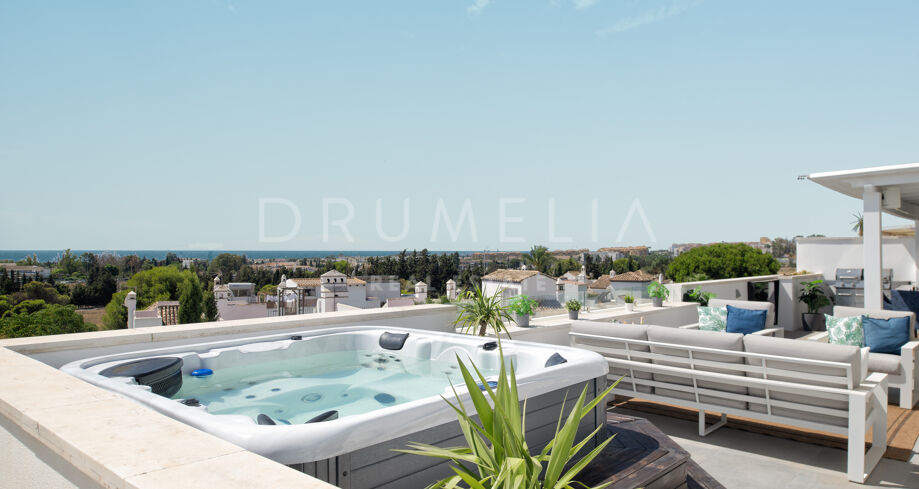 Rymlig Penthouse med Utsikt över Havet och Bergen Nära Puerto Banús