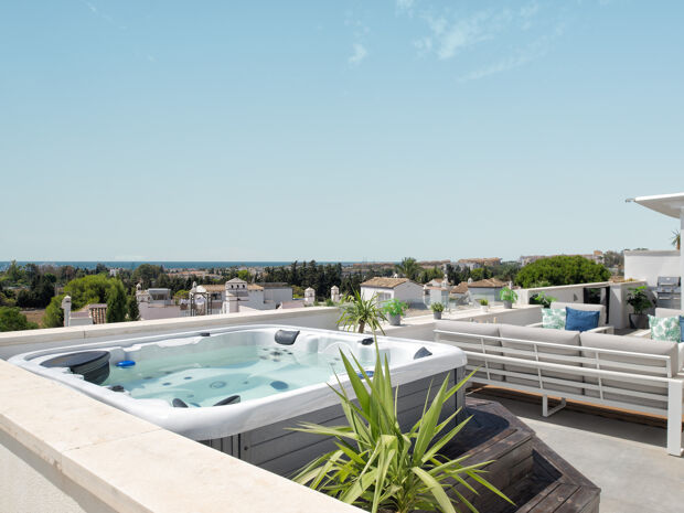 Rymlig Penthouse med Utsikt över Havet och Bergen Nära Puerto Banús