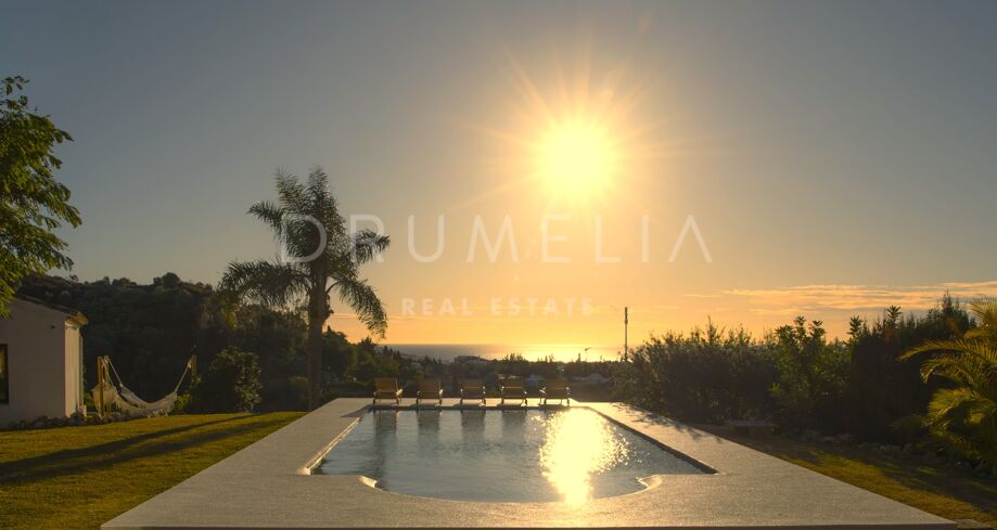 Villa entièrement rénovée avec vue panoramique sur la mer et la montagne et 6 chambres à Estepona