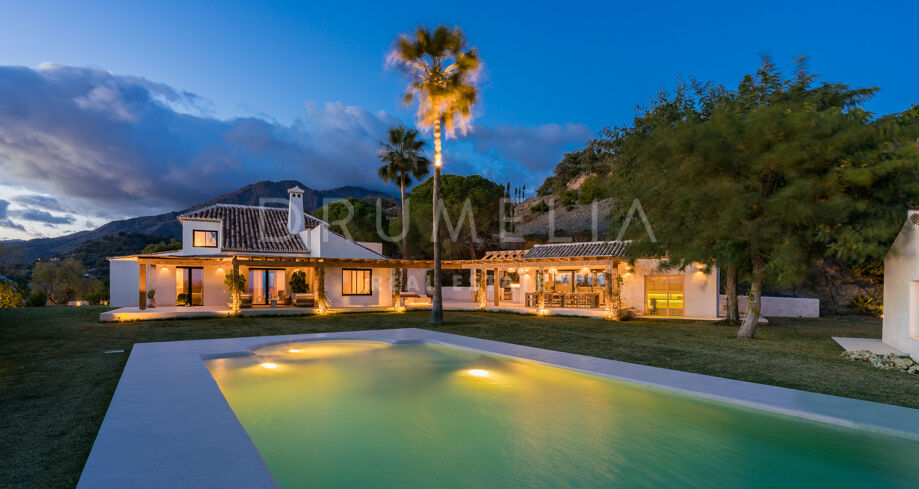 Villa entièrement rénovée avec vue panoramique sur la mer et la montagne et 6 chambres à Estepona