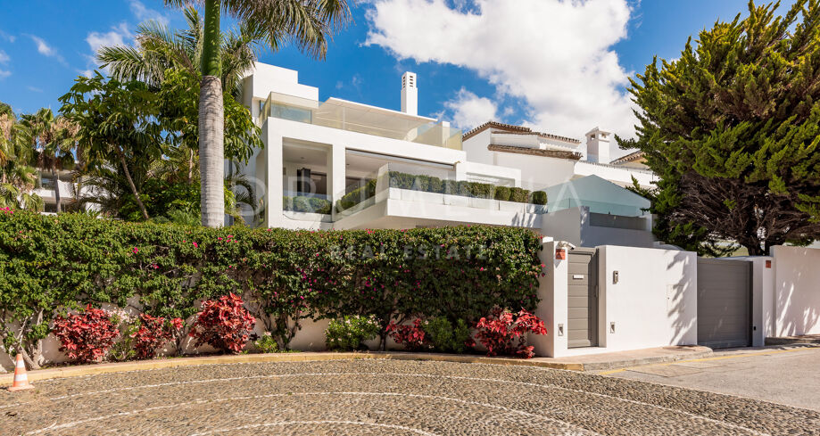 Luxuriöse Zeitgenössische Villa zum Verkauf im Puente Romano Beach Resort