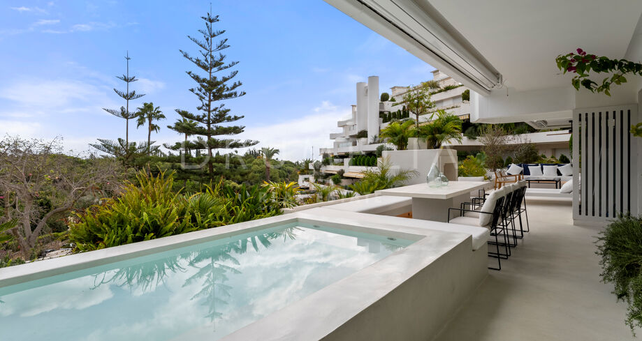 Superbe appartement rénové de 3 chambres à Las Terrazas de las Lomas, Marbella Golden Mile