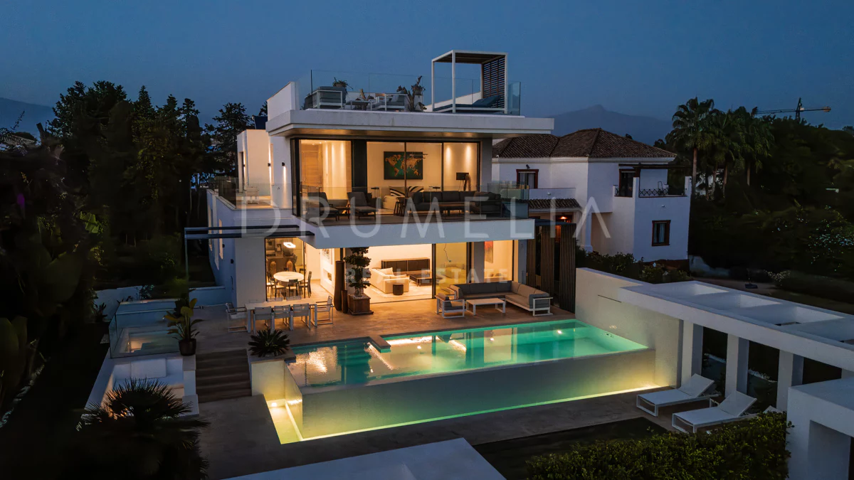 Stunning Contemporary Villa, Walking Distance to the Beach, on the New ...