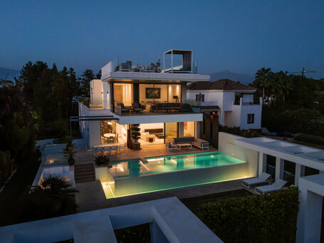 Villa Mirage - Moderne villa, gangavstand til stranden, på den nye Golden Mile-stranden - Estepona