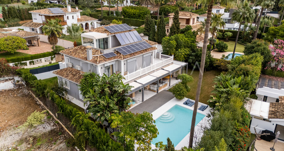 Elegante mediterrane Villa mit privatem Pool, teilweisem Meerblick und schöner Ausstattung in Nagüeles